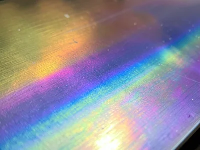 Anodized aluminum sheet with intentional thickness gradient, color shifting from