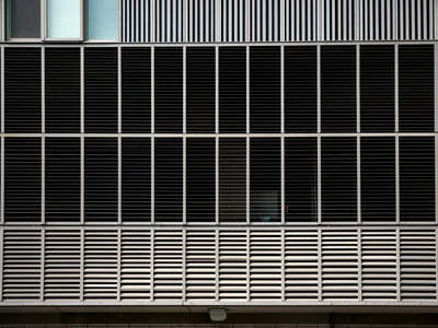 Louver screen pattern depth