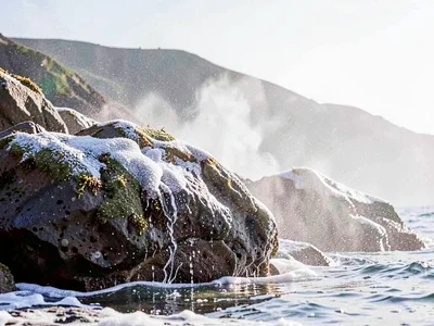 Rocks with spray softening edges
