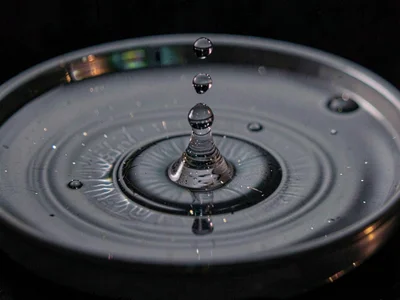 Liquid surface showing the moment of droplet coalescence from vibration