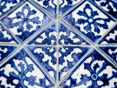 Traditional blue and white in classic arrangement