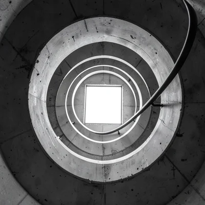 Spiral stair seen from directly below as concentric concrete rings, single iron 
