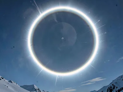 Moon halo with crisp 22-degree ring