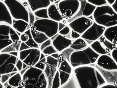 Caustic pattern with air bubbles