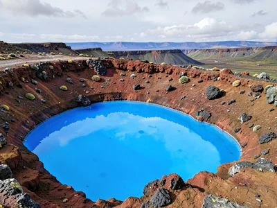 Single pool brilliant blue against brown
