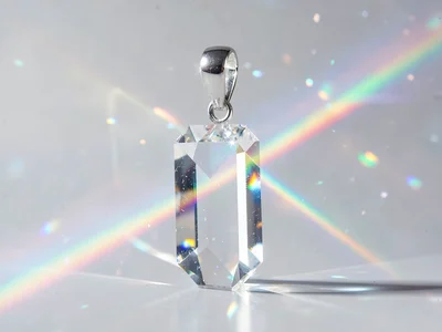 Single crystal pendant creating focused spectrum beam