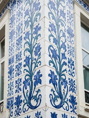 Art Nouveau Corner — Floral Border Turning the Building Edge