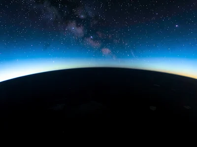 The boundary layer where blue sky transitions to star-visible black at 4000m alt