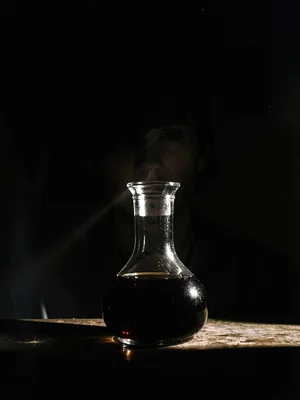 Wine decanter with light shaft