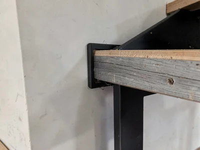 Stair stringer and tread connection