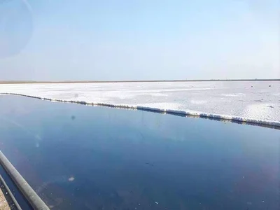 Horizon line completely dissolved in mirror