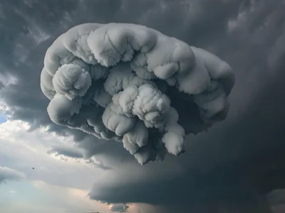 Mammatus formations pendant beneath unseen storm structure