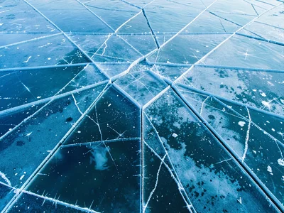 Fracture pattern creating geometric abstraction