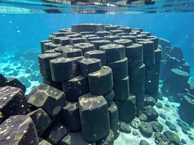 Column pattern continuing underwater visible through clear water