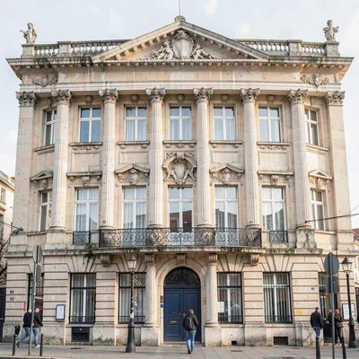 Building facade symmetry
