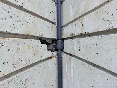 Expansion joint between buildings