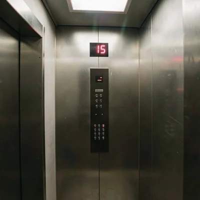 Digital floor indicator counting down from 15