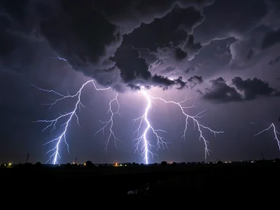 Entire lightning storm from fifty miles away, the full electrical conversation v