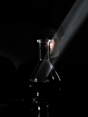 Wine decanter with light shaft