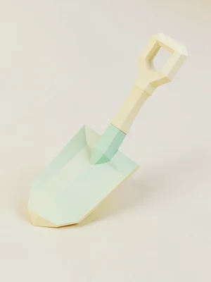 Spaded butter-yellow lowpoly shovel with a faceted mint blade and chunky cream h