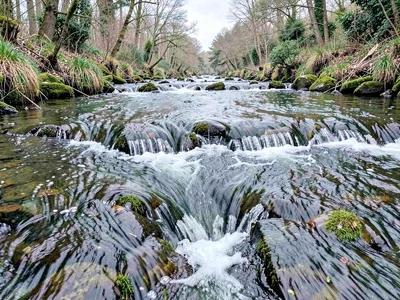 Flow convergence creating V pattern