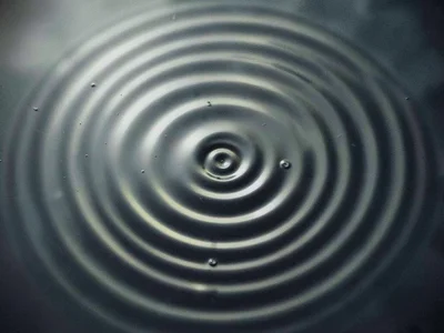 Water showing perfect concentric rings from pure sine tone