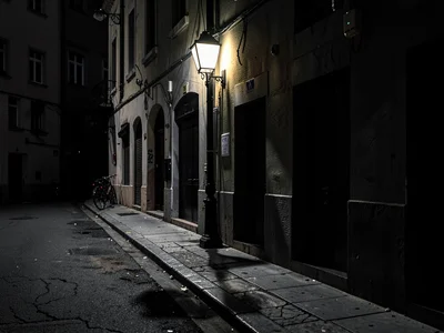 Street scene with single lamp