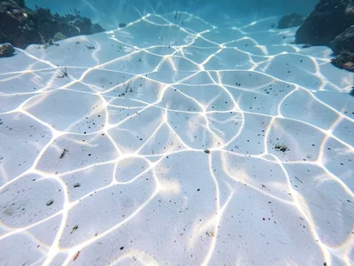 Light pattern frozen at fast shutter on pure white sand