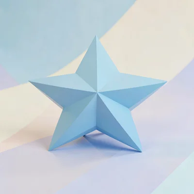 Five-pointed sky-blue lowpoly throwing star with chunky points in faceted cream,