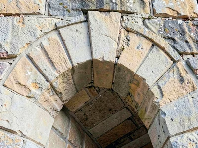 Stone arch voussoir arrangement