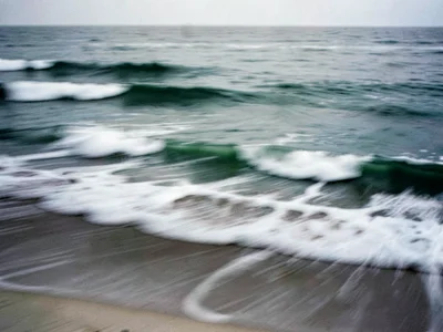 Wave sets visible as blur groups