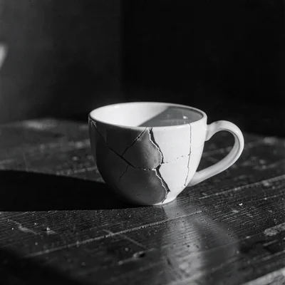 Stark minimalist composition, high contrast black and white tones, A cracked por