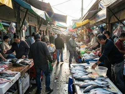 Fish market morning chaos