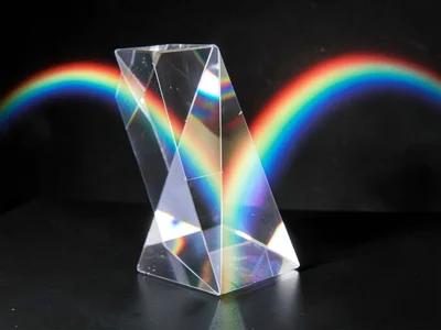 Single prism splitting white light into clean spectrum