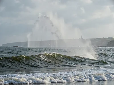 High tide spray reaching far