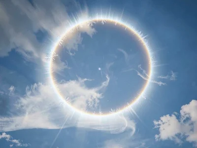 Moon halo with crisp 22-degree ring