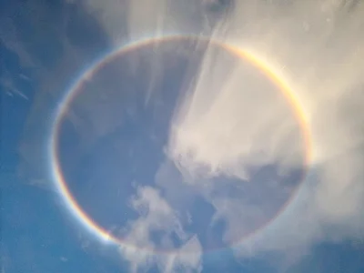 Upper tangent arc touching top of halo