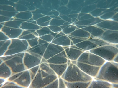 Caustic pattern catching slight current motion as blur