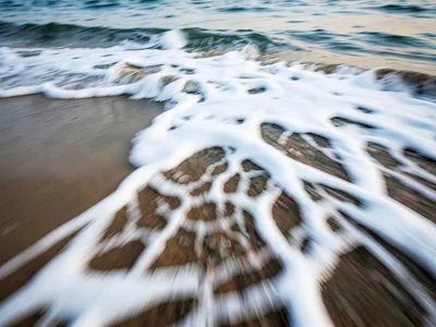 Foam pattern tracing current in blur