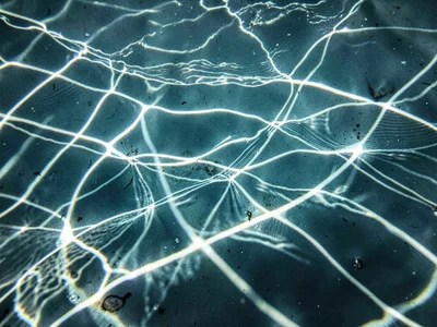 Caustic light stretched into streaks by current flow
