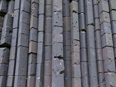 Narrow columns in tight parallel formation