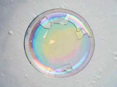 Bubble membrane thickness gradient as colors