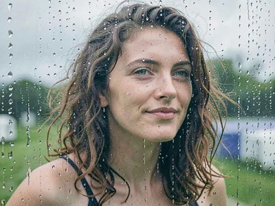 Hair frizzing in humidity, the losing battle with atmospheric moisture