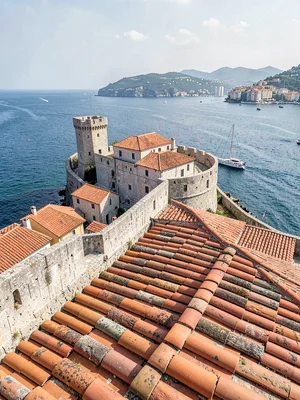 Minceta Tower at wall apex