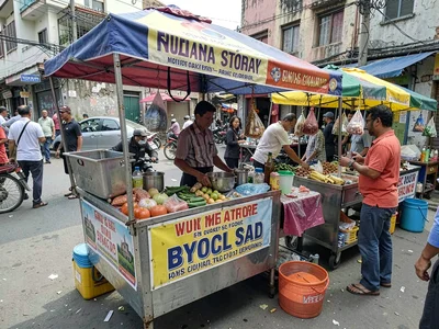 Street vendor elaborate setup