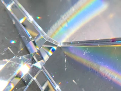 Beveled mirror edge dispersing window light