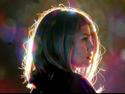 Hair backlit showing chromatic glow