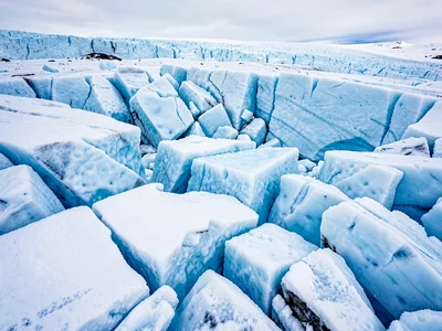 Ice fall chaos of blocks and gaps