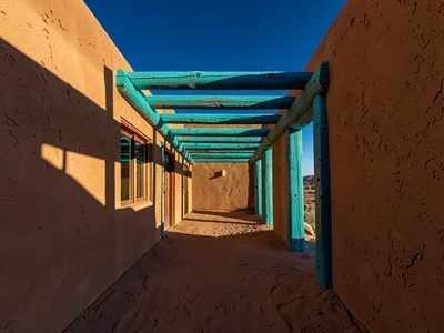 Portal Corridor Viga Shadows