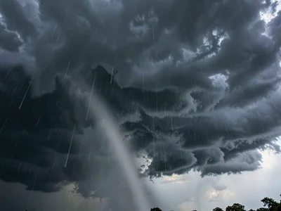 Virga just beginning to reach ground